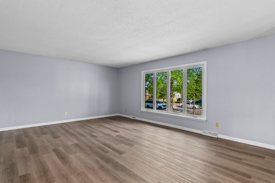 Building Photo - 204 Saxon Dr