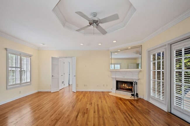 Building Photo - Winter Park Pool Home on half acre lot, st...
