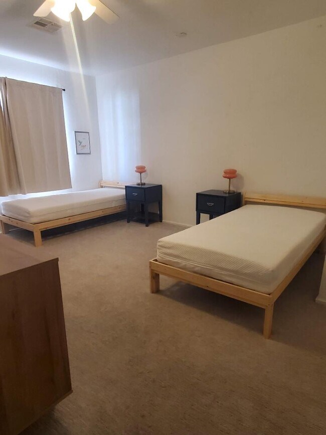 Building Photo - 1520 W Encanto Blvd