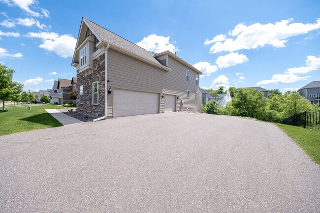 Building Photo - 727 Aster Rd