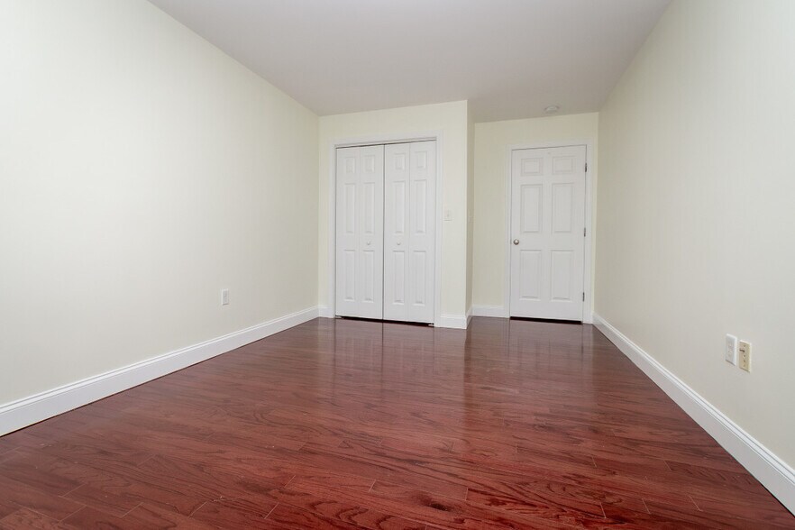 Building Photo - 120 Wyllis Ave