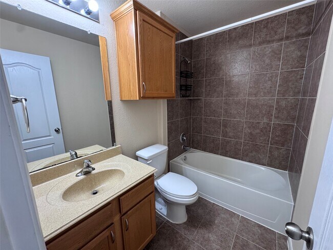 Building Photo - 151 Forest Heights Ln