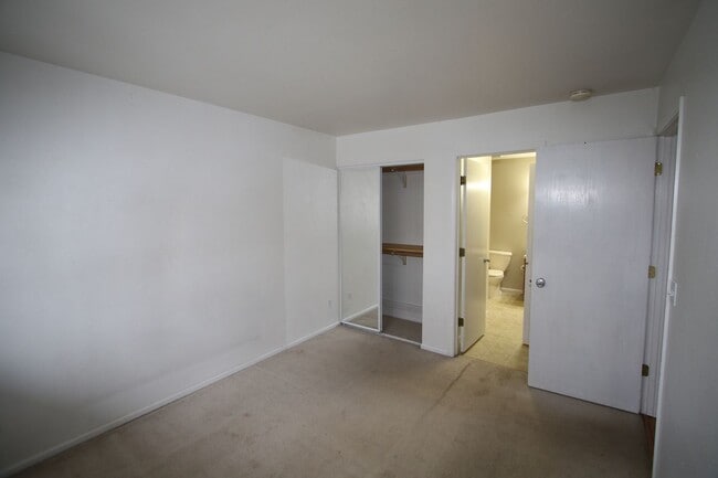 Building Photo - 1 Bedroom with a 1 car garage!