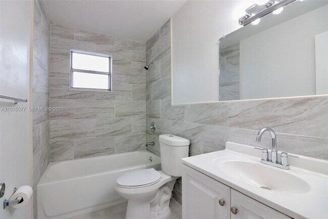 Building Photo - 400 NE 1st St