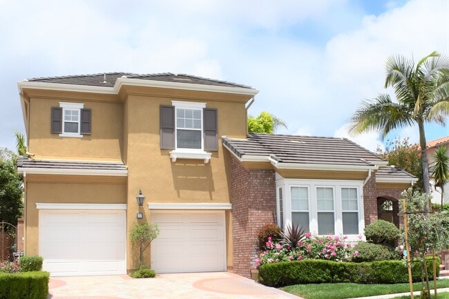 Building Photo - Beautiful 5 bedroom, 5 bath home in Desira...