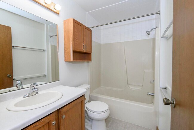 Building Photo - 208 Applewood Ln
