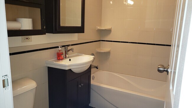 Building Photo - 1033 Spruce St