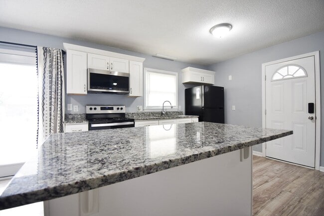 Building Photo - 3 Bedroom 2 Bathroom- Pets Considered