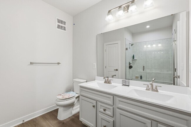 Building Photo - Move right into this immaculate, nearly new 2-bedroom, 2-bath condo offering modern finishes and ...