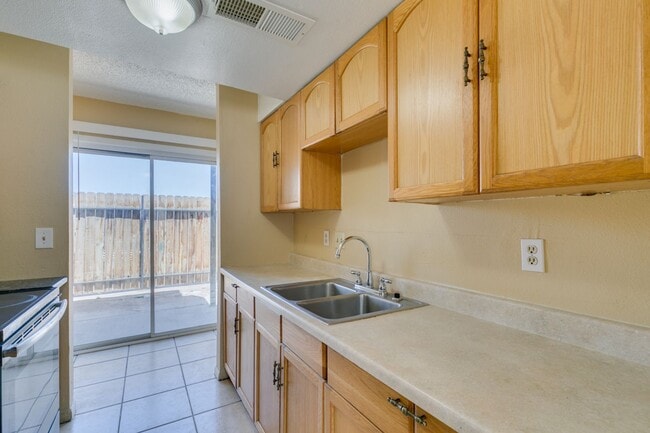 Building Photo - Cozy 2BR/2BA in Spring Valley Near the Strip