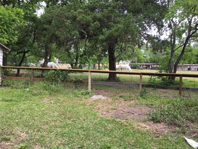 Building Photo - 809 E Burress St