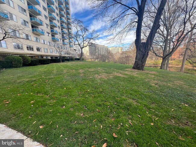 Building Photo - 10201 Grosvenor Pl