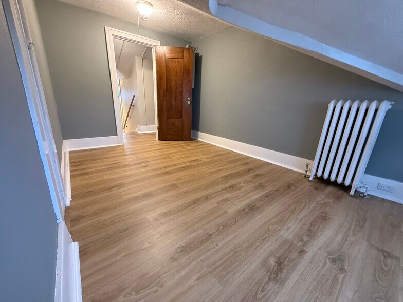 Building Photo - 1160 Monroe Ave