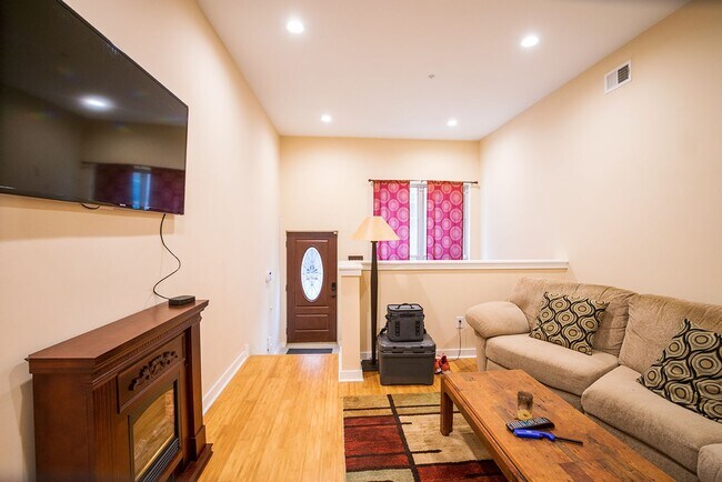 Building Photo - Graduate Hospital Three Bedroom Home