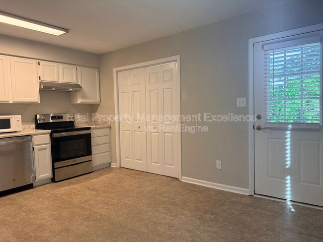 Building Photo - 2922 Glenridge Dr