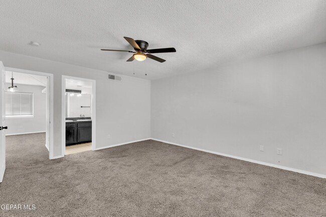 Building Photo - 10400 Valle Koki Dr