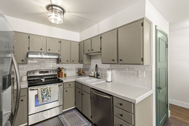 Building Photo - Stunning 3 Bedroom House Located in Easter...