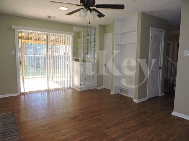 Building Photo - 8601 Thorncliff Fairway