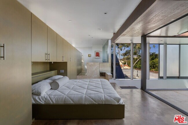 Building Photo - 615 Woodlawn Ave