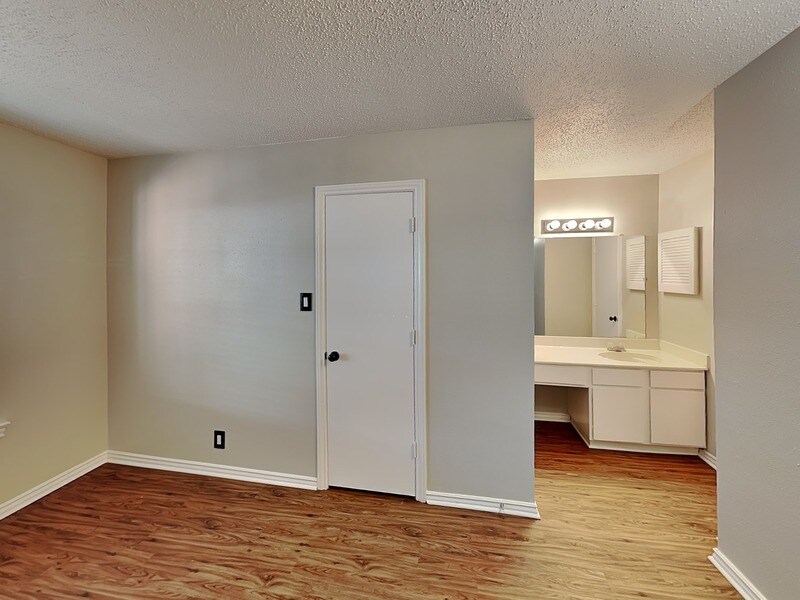 Building Photo - 931 Roaring Springs Rd