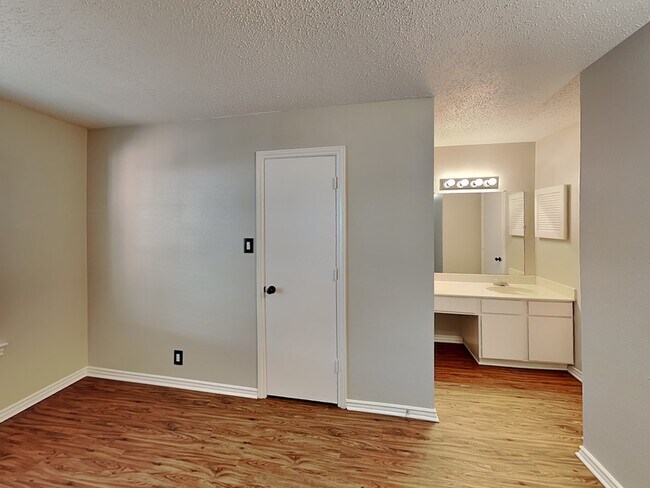 Building Photo - 931 Roaring Springs Rd