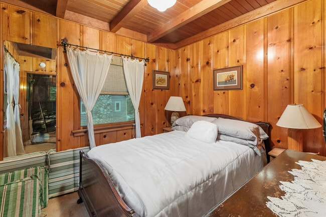 Building Photo - 647 W Victoria Ct