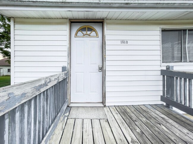 Building Photo - 1810 E 6th St