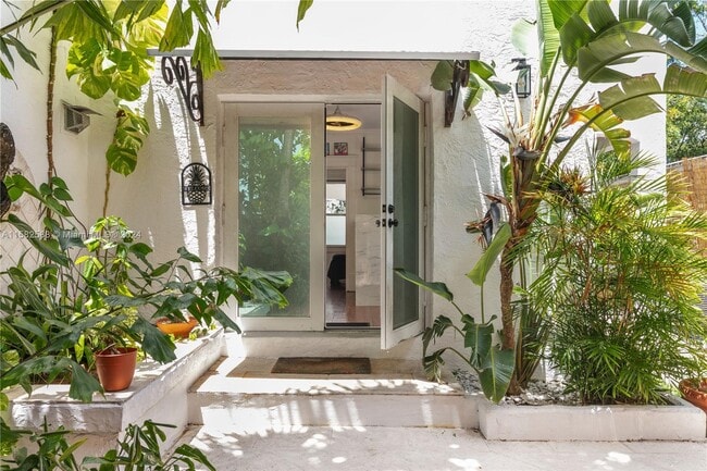 Building Photo - 18 NE 42nd St