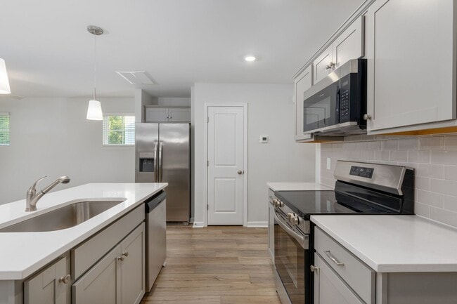Building Photo - Modern 3-Bed, 2.5-Bath Townhome in Prime L...