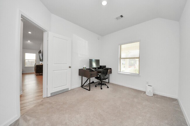 Building Photo - 1114 Bulwark