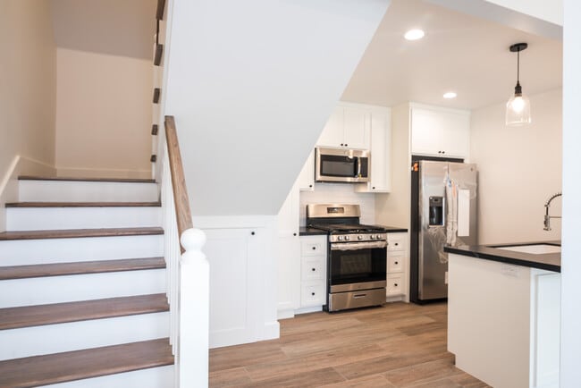 Building Photo - 1233 N Gower St