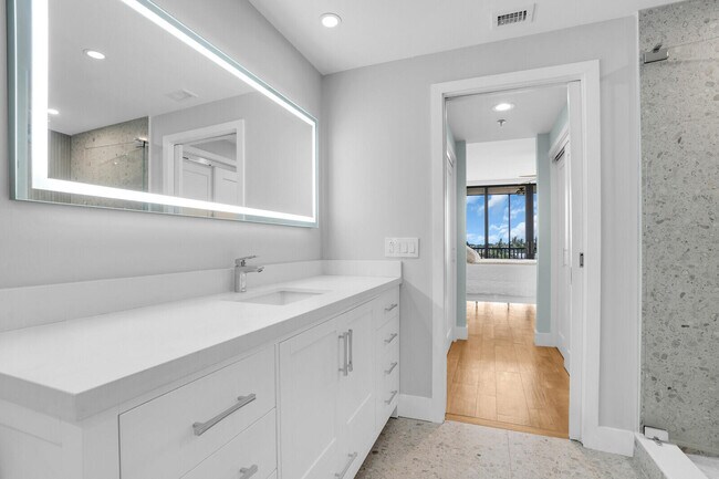 Building Photo - 11370 12 Oaks Way