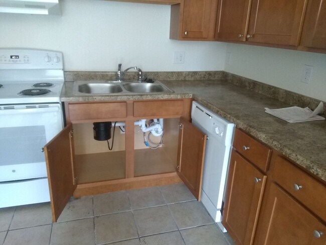 Building Photo - Great location off Leetsdale/Parker and Florida with lots of amenities such as AC, pool, hot tub,...