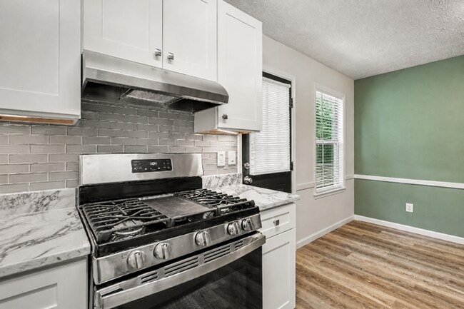 Building Photo - 2BR/1.5BA End Unit Townhome Near Downtown Snellville!