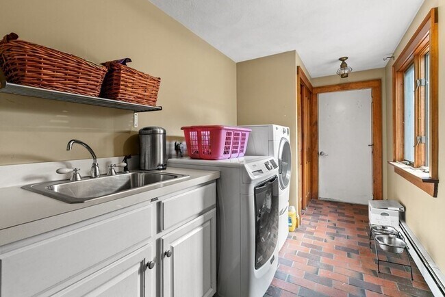 Building Photo - Stunning 3-Bedroom Home with Indoor Pool &...