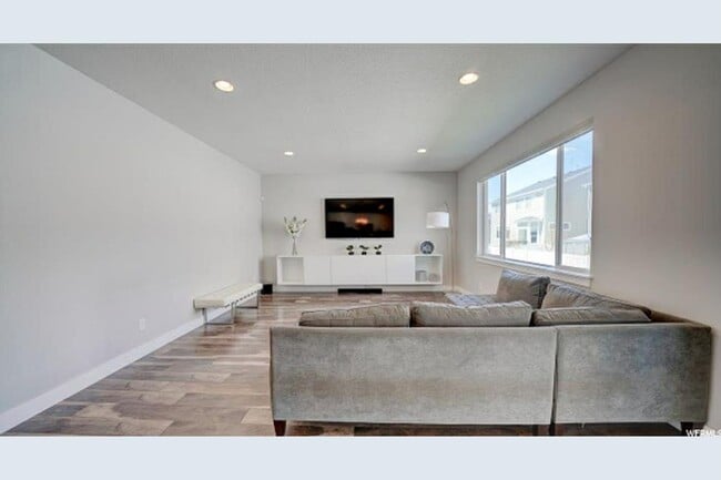 Building Photo - Beautiful 4 Bedroom Home in Midvale!