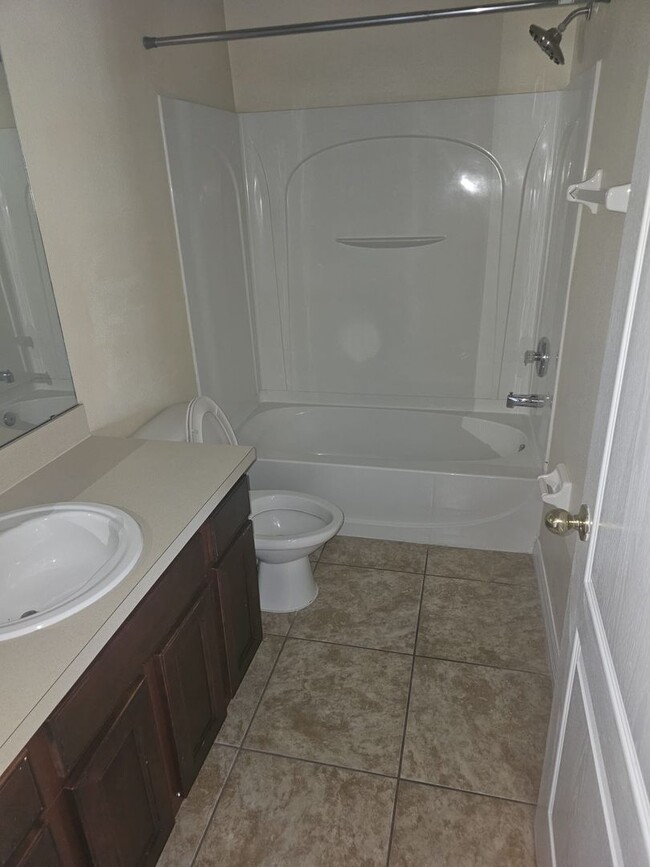 Building Photo - BEAUTIFUL, SPACIOUS,   2 BEDROOMS, 2 BATH APARTMENT