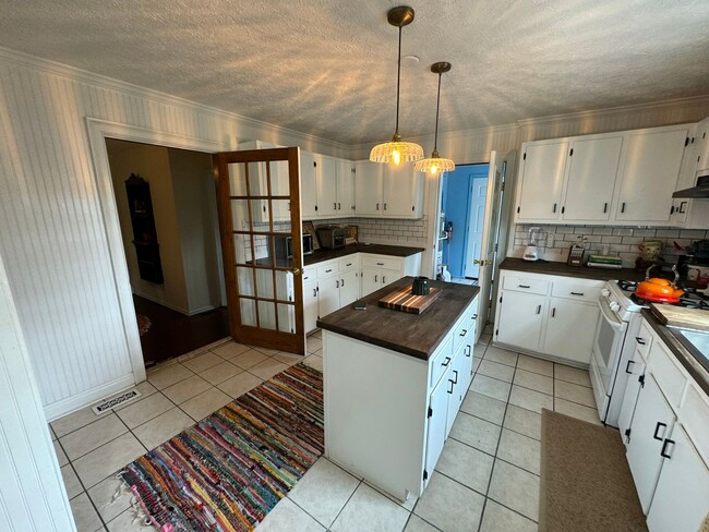 Building Photo - Updated 3bed/2bath House with Older Charm!