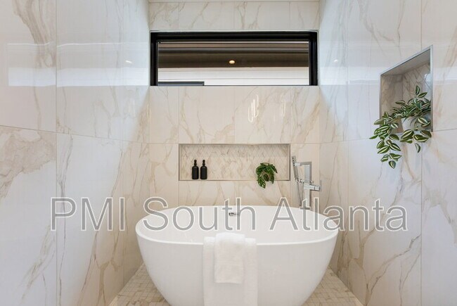 Building Photo - 194 E Lake Terrace SE