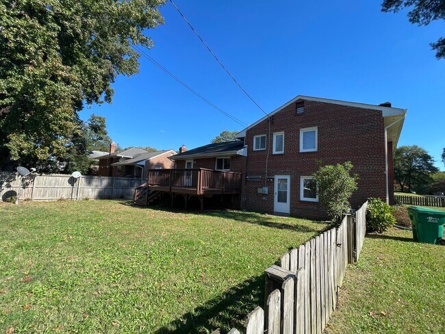 Building Photo - Split Level Home near Willow Lawn