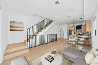 Building Photo - 13841 Burbank Blvd