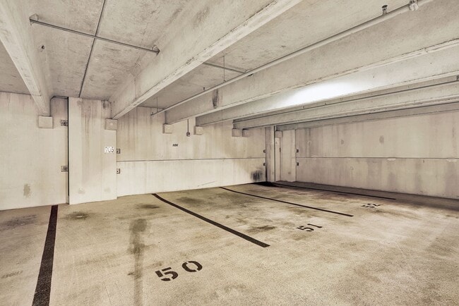Building Photo - Live the Metropolitan Lifestyle