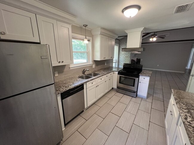 Building Photo - Charming 3-Bedroom Home on Quiet Dead-End ...