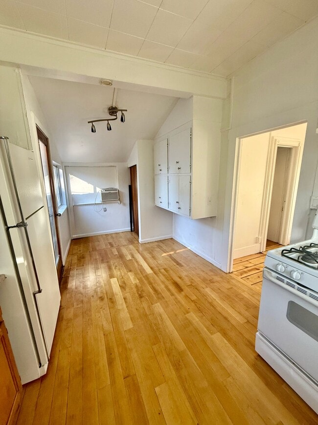 Building Photo - 521 Linden Ave