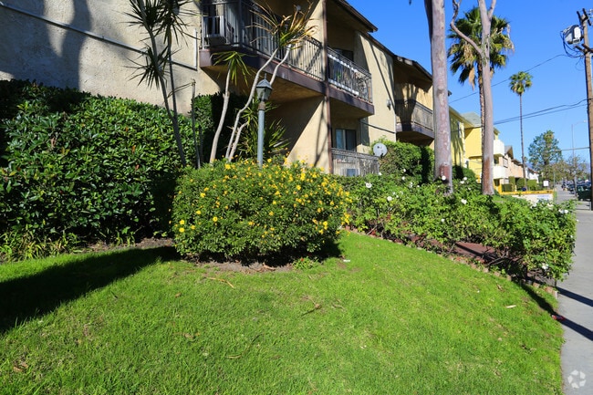 Building Photo - 6827 Whitsett Ave