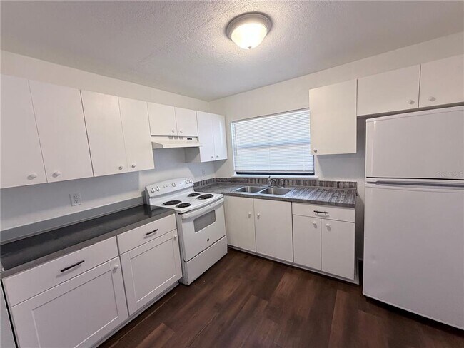 Building Photo - 2240 Jungle St