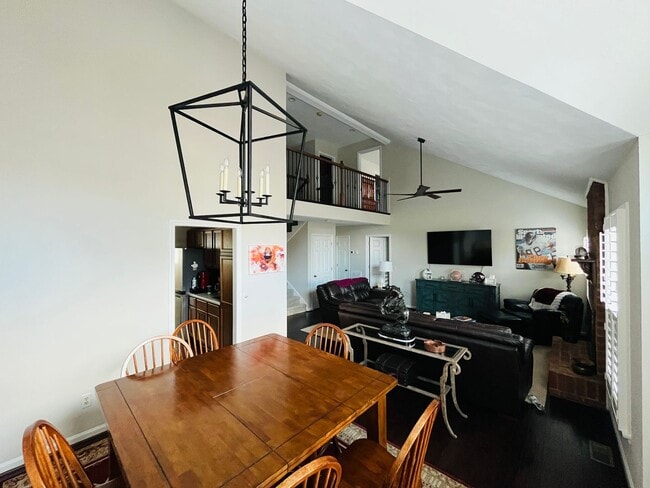 Building Photo - Upscale 3 Bedroom 2.5 Bath Townhouse