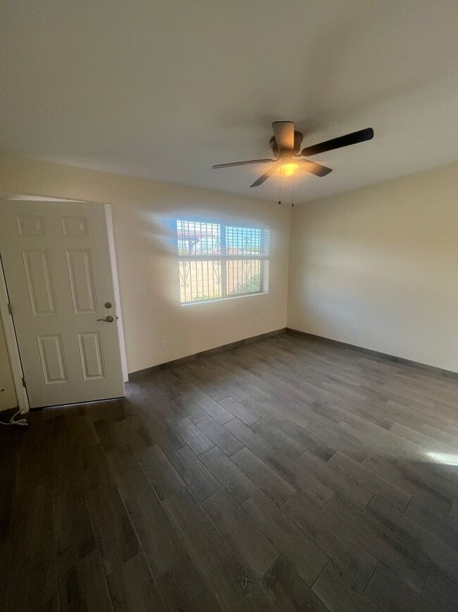 Building Photo - Newly Refurbish 2 Bed. 1 Ba. Duplex Apartment In Convenient Location Closed to Everthing