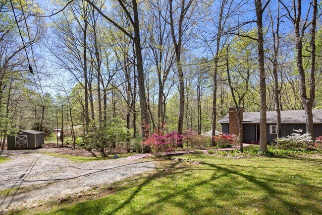 Building Photo - Lovely Home - Beautiful Wooded Setting
