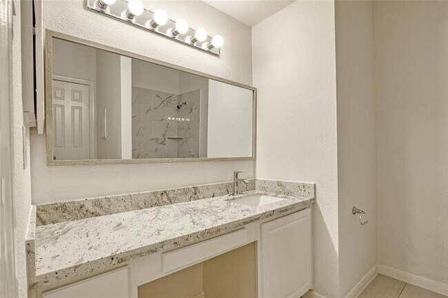 Building Photo - 2255 Braeswood Park Dr